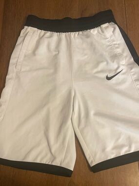 Nike Elite Boys White Performance Basketball Shorts XL